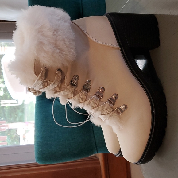 Shoes - ◇BEAUTIFUL◇ NWT White Leather Boots Fur lined- Lug sole 6.5
